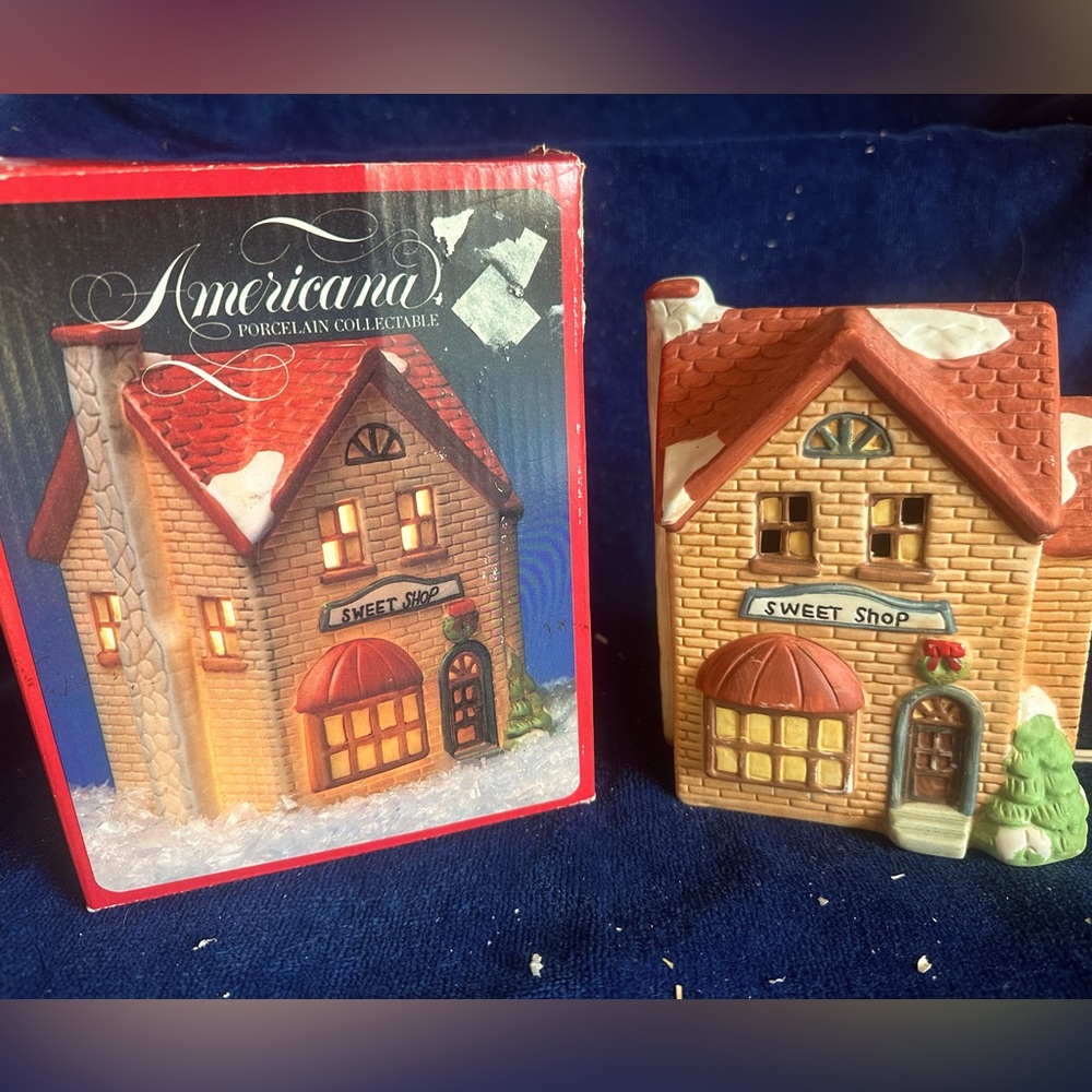 Santa’s Best Americana Collectables “Sweet Shop” Christmas Village Candy Store
